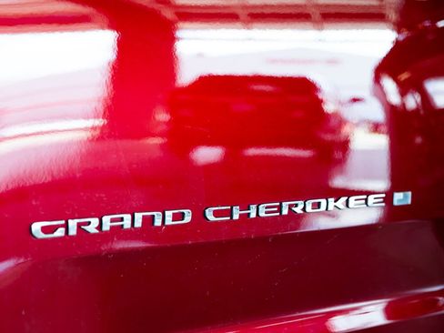 Used 2023 Jeep Grand Cherokee Limited w/ Trailer Tow Prep Group (B) AWD/4WD image 9