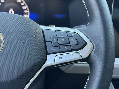 Certified 2025 Volkswagen Taos SE image 12