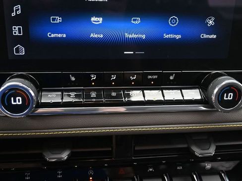 Used 2024 Chevrolet Colorado ZR2 w/ Technology Package AWD/4WD image 23