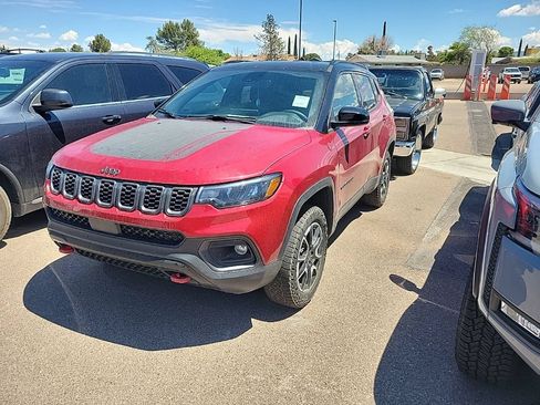 Used 2025 Jeep Compass Trailhawk AWD/4WD image 2
