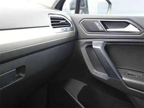 Used 2021 Volkswagen Tiguan SE image 16