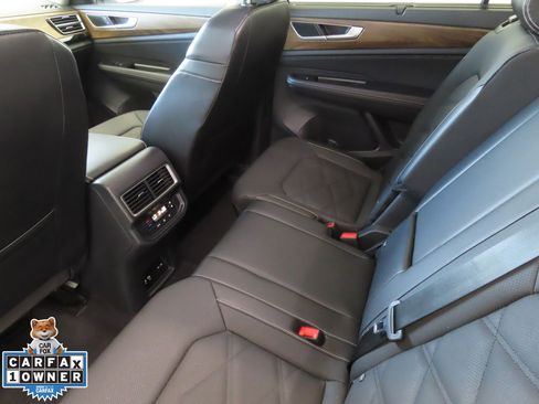 Used 2025 Volkswagen Atlas SE image 23