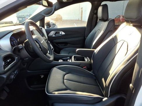 New 2026 Chrysler Pacifica Limited w/ S Appearance Package image 14