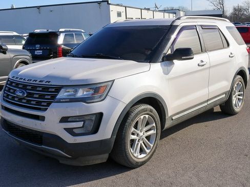 Used 2016 Ford Explorer XLT w/ Equipment Group 202A image 3