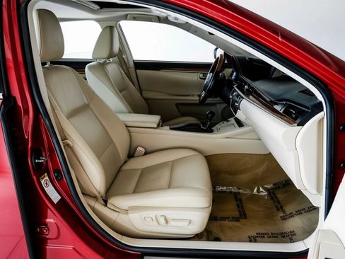 Used 2014 Lexus ES 300h w/ Luxury Package w/Bamboo Trim FWD image 38
