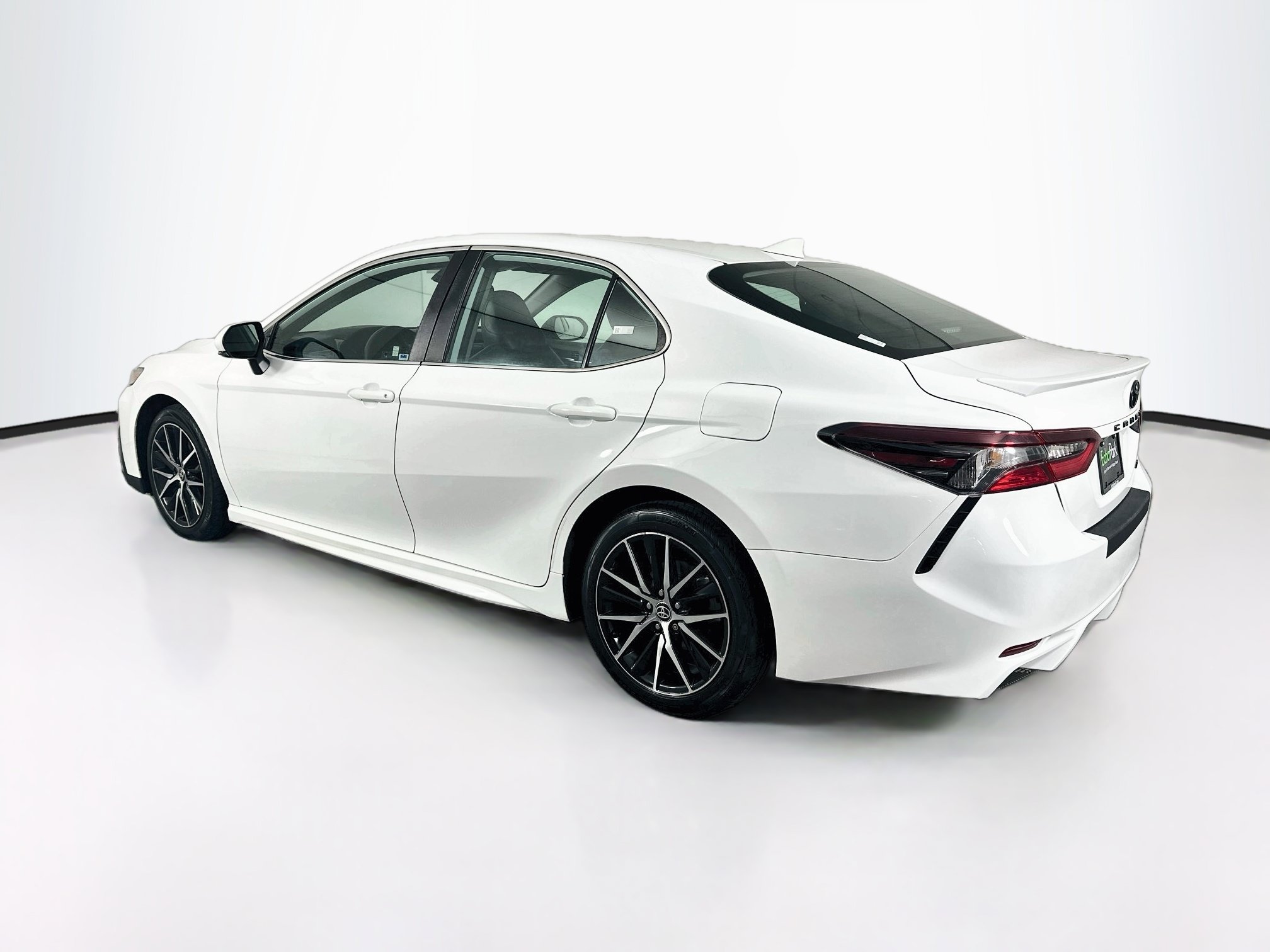 Used 2022 Toyota Camry SE FWD image 5