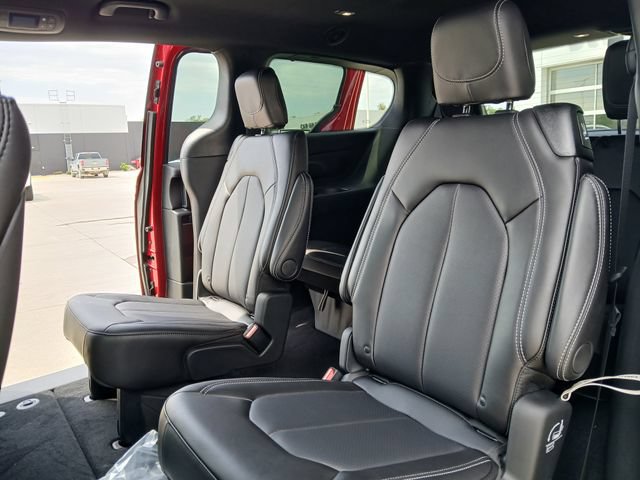 New 2026 Chrysler Pacifica Select AWD/4WD image 12