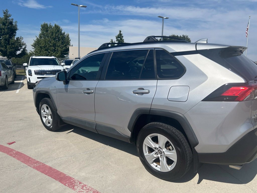 Used 2021 Toyota RAV4 XLE w/ Convenience Package AWD/4WD image 4