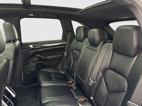 Used 2018 Porsche Cayenne Platinum Edition AWD/4WD image 36