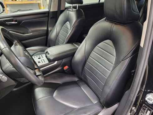 Used 2024 Toyota Highlander XLE AWD/4WD image 24