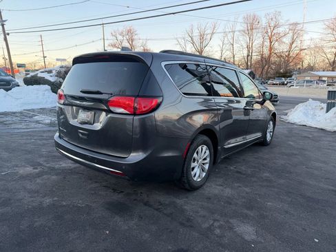 Used 2017 Chrysler Pacifica Touring-L image 6