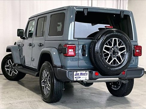 Used 2026 Jeep Wrangler Unlimited Sahara AWD/4WD image 10