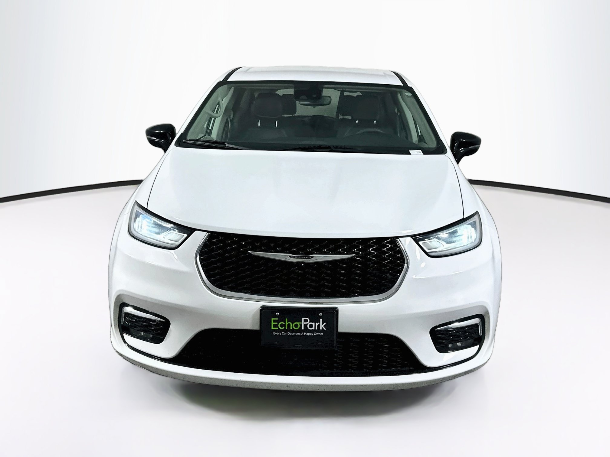Used 2024 Chrysler Pacifica Touring-L FWD image 2