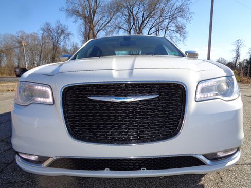 Used 2017 Chrysler 300 C image 2