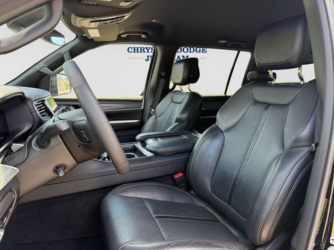 Used 2024 Jeep Wagoneer L Series II w/ Flexible Seating Group AWD/4WD image 9