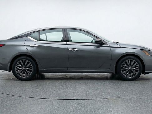 Used 2025 Nissan Altima 2.5 SV FWD image 11