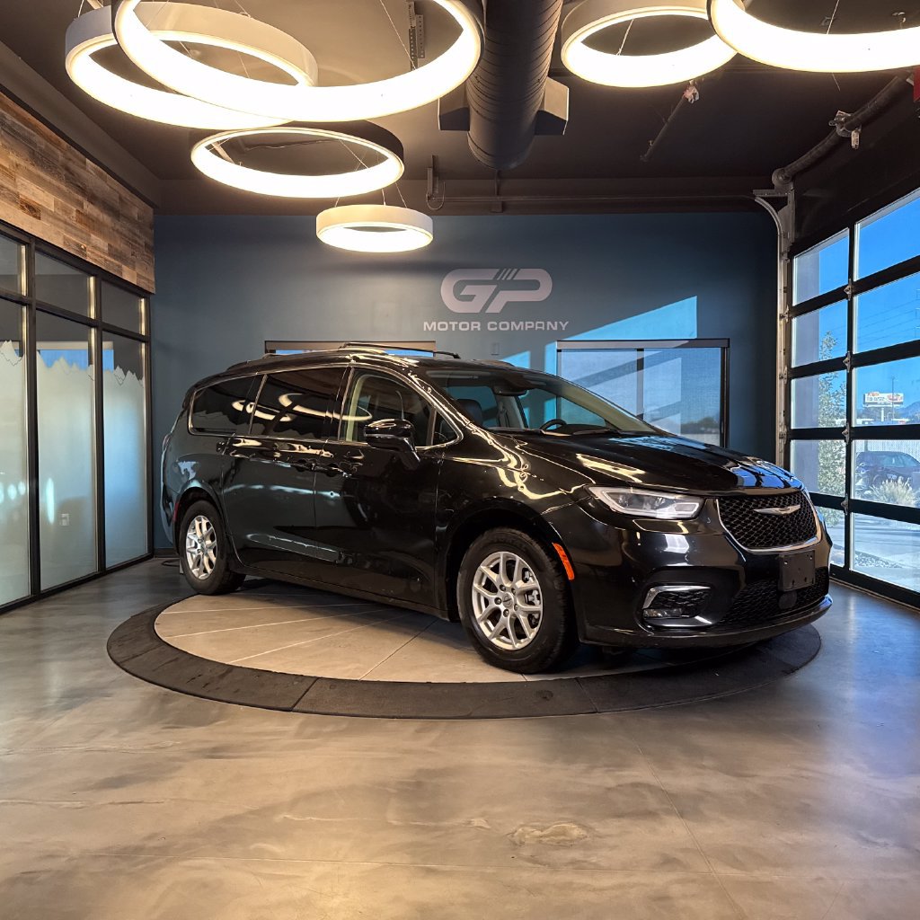 Used 2022 Chrysler Pacifica Touring-L FWD image 1