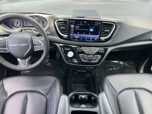 Used 2025 Chrysler Pacifica Select FWD image 13