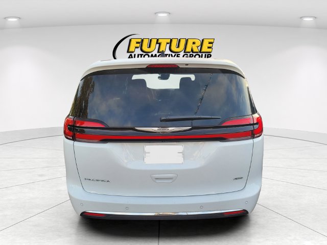 Used 2025 Chrysler Pacifica Select AWD/4WD image 4