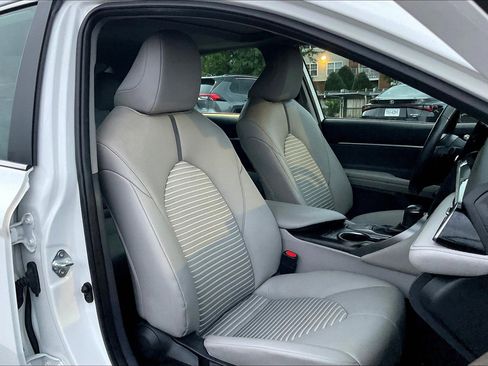 Used 2023 Toyota Camry SE w/ Cold Weather Package image 7