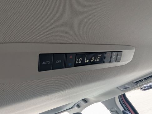 Used 2022 Toyota Sienna XLE FWD image 18