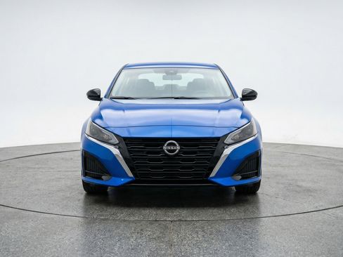 Used 2025 Nissan Altima 2.5 SV FWD image 2
