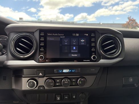 Used 2021 Toyota Tacoma TRD Sport AWD/4WD image 31