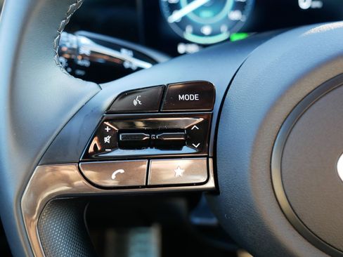 Certified 2025 Hyundai Elantra SEL image 31