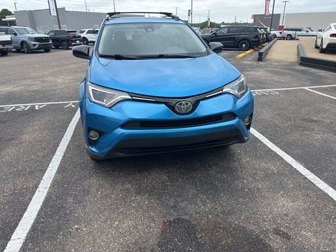 Used 2018 Toyota RAV4 LE FWD image 3