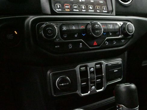Used 2018 Jeep Wrangler Unlimited Sahara AWD/4WD image 7