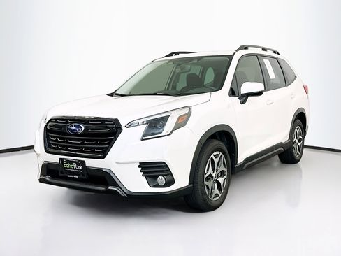 Used 2023 Subaru Forester Premium image 3