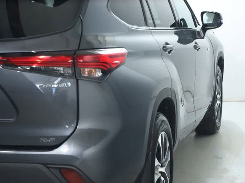 Certified 2021 Toyota Highlander XLE AWD/4WD image 46