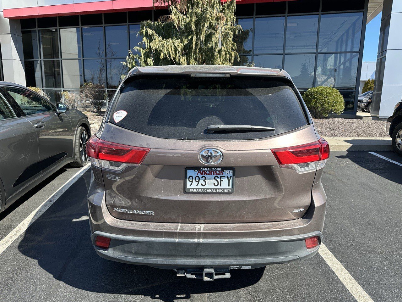 Used 2017 Toyota Highlander LE AWD/4WD image 3