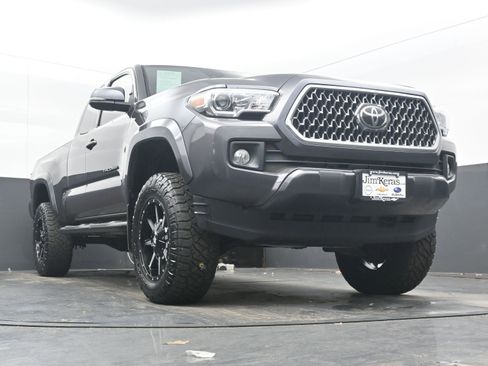 Used 2019 Toyota Tacoma TRD Sport w/ Technology Package image 19