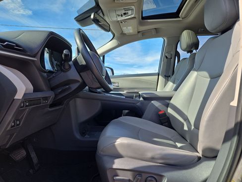 Used 2021 Toyota Sienna XLE image 16