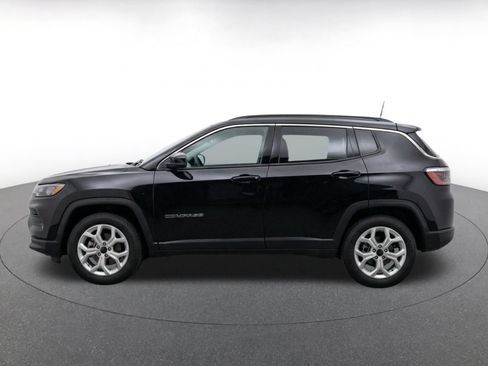 Used 2025 Jeep Compass Latitude AWD/4WD image 4