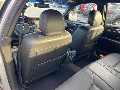 Used 2008 Lincoln Town Car Signature Limited image 20