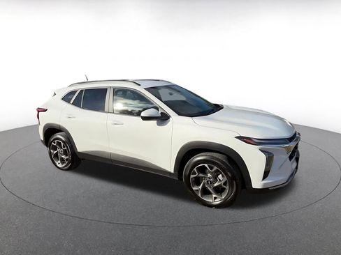 Used 2025 Chevrolet Trax LT w/ LT Convenience Package image 2