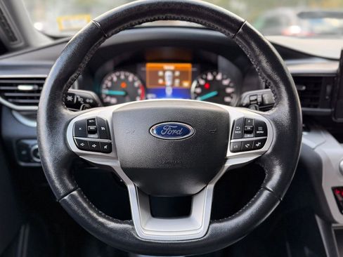 Certified 2024 Ford Explorer XLT image 4