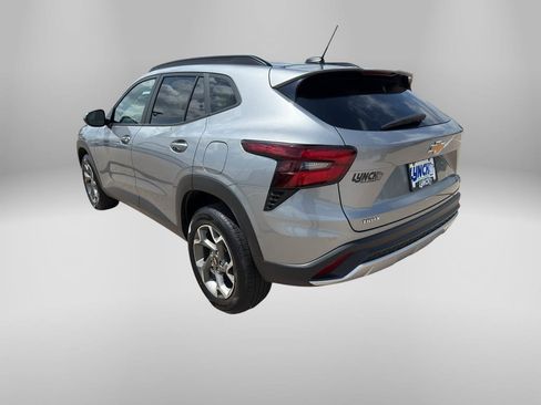 Used 2025 Chevrolet Trax LT FWD image 3