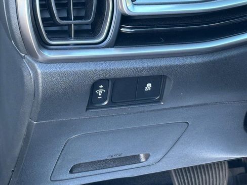 Used 2025 Kia Sorento LX image 8