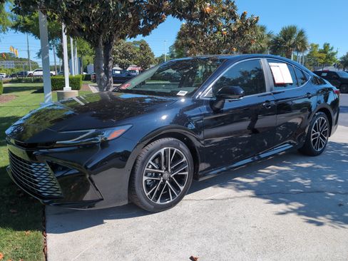 Certified 2025 Toyota Camry XLE w/ Premium Plus Package FWD image 5