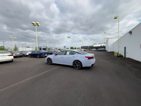 Used 2025 Nissan Altima 2.5 SR FWD image 16