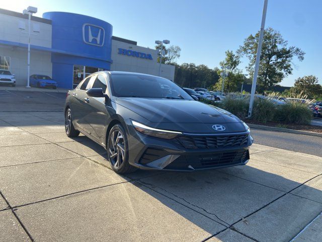 Used 2025 Hyundai Elantra Sport FWD image 2