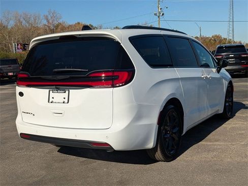 New 2026 Chrysler Pacifica Select image 7