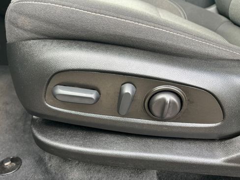 Used 2023 Chevrolet Traverse LT image 23