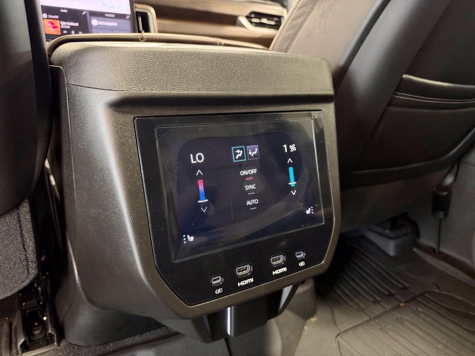 Used 2026 GMC Yukon XL Denali Ultimate w/ LPO, Illumination Package AWD/4WD image 42
