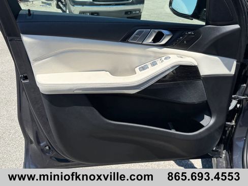 Used 2022 BMW X7 xDrive40i w/ M Sport Package AWD/4WD image 15
