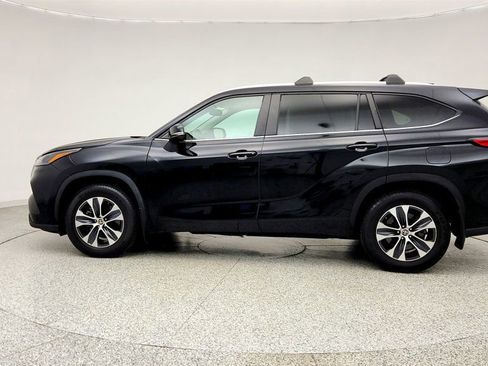 Used 2023 Toyota Highlander XLE image 8