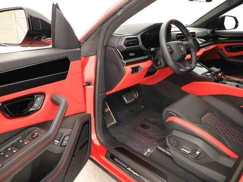 Used 2025 Lamborghini Urus SE AWD/4WD image 14